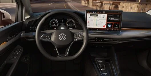 Volkswagen Golf 8 interior - cabina și bordoul mașinii școală Auto Avantaj Iași